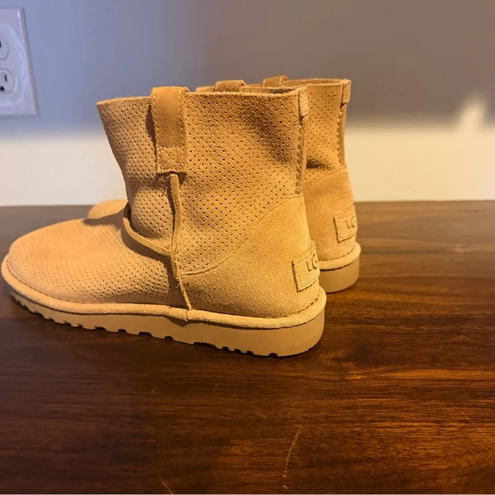 Classic Unlined Mini Perforated
Spring Boot - Picture 4 of 6